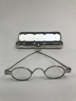 zilver brillenkoker met bril gemaakt door g rechtdoorzee uit schoonhoven in 1878. de koker weegt 73 gram en is tweede gehalte zilver. de brillenkoker met bril kost 295 euro