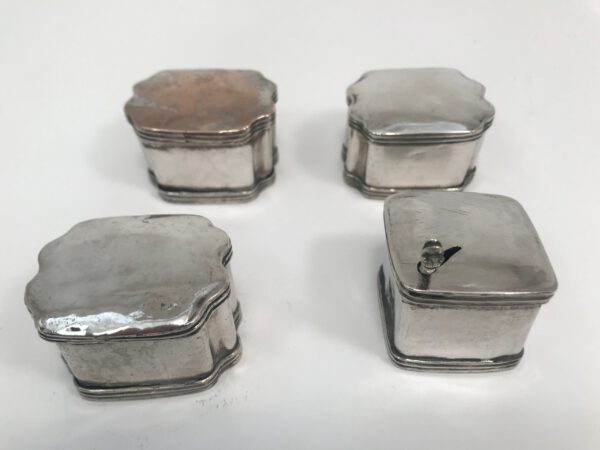 scildpad sirihkist met zilver beslg gemaakt in Batavbia in de achtiende eeuw rond 1750. Geheel compleet met sleutel, betelnootdoosjes en kalkdoosje met spatel van zilver en nog de originele indeling van schildpad. Dit sirhkistje kost 2450 euro.