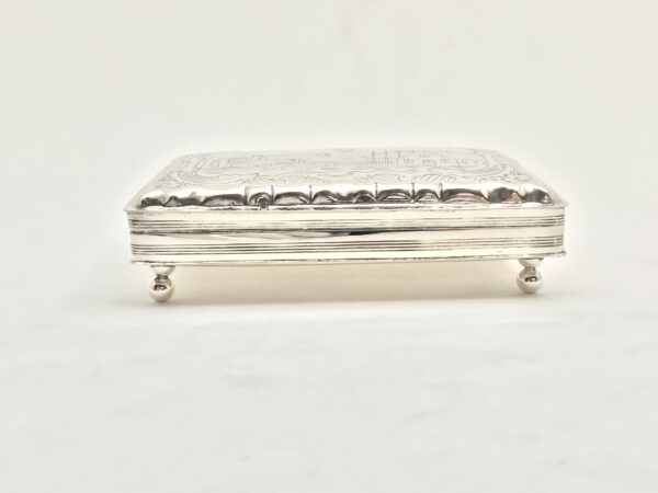 zilver tabaksdoos zilver lepeldoos zilver tweede gehalte gemaakt door w de pleijt uit schoonhoven in 1870. deze zilver lepeldoos weegt 135 gram en kost 295 euro