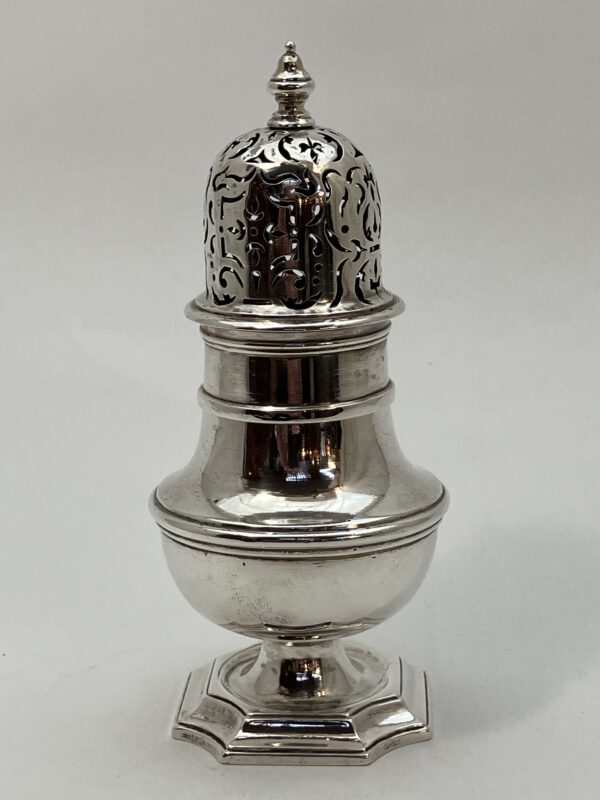 Zilver. 18e eeuw, strooier, Cornelli, 1728-1729, Nijmegen, Haarlemsche Zilversmederij K.H.Schermerhorn, Haarlem