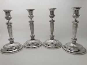 Set van vier zilveren kandelaars, Den Haag 1911, Saakes je, Haarlemsche Zilversmederij K.H.Schermerhorn, Haarlem
