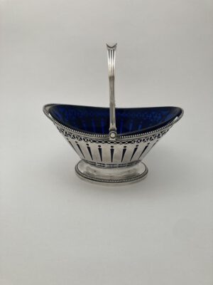 Zilver hengselbakje met blauw glas, P. Van Reidt, Amsterdam 1792, Haarlemsche Zilversmederij K.H.Schermerhorn, Haarlem