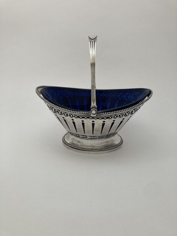 Zilver hengselbakje met blauw glas, P. Van Reidt, Amsterdam 1792, Haarlemsche Zilversmederij K.H.Schermerhorn, Haarlem
