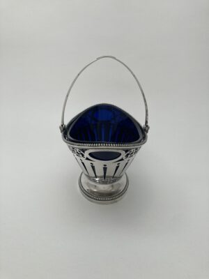 Zilver hengselbakje met blauw glas, P. Van Reidt, Amsterdam 1792, Haarlemsche Zilversmederij K.H.Schermerhorn, Haarlem