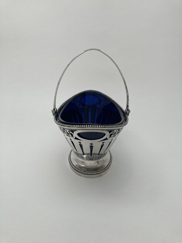 Zilver hengselbakje met blauw glas, P. Van Reidt, Amsterdam 1792, Haarlemsche Zilversmederij K.H.Schermerhorn, Haarlem