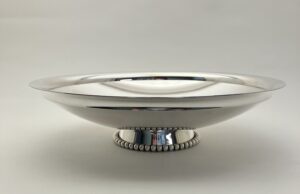 Zilver schaal op voet, Wolfers, brussel, Belgie, haarlemsche zilversmederij k.H. schermerhorn Haarlem