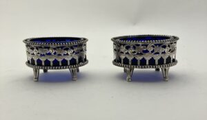 Zilver set zouvaatjes met blaauw glas, haarlemsche zilversmederij k.H. schermerhorn Haarlem