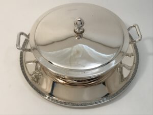 Zilver terrine met deksel en onderschaal, zilver, 2e gehalte, van Kempen, 1907, Haarlemsche Zilversmederij K.H.Schermerhorn