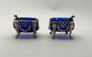 Set zilver zoutvaattjes met blauw glas en lepeltjes, de Haas, Sneek, Haarlemsche Zilversmederij K.H.Schermerhorn, Haarlem
