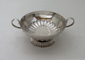 Zilver schaaltje op voet met oren, Zaanlandse zilversmederij, 1963, Haarlemsche Zilversmederij K.H.Schermerhorn, Haarlem