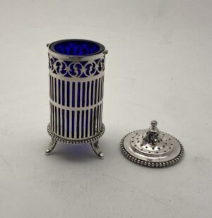 Zilver schaaltje op voet met oren, Zaanlandse zilversmederij, 1963, Haarlemsche Zilversmederij K.H.Schermerhorn, Haarlem