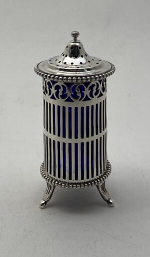 Zilver zoutstrooier met blauw glas, Haarlemsche Zilversmederij K.H.Schermerhorn, Haarlem